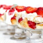 Quick dessert recipe: Verrines of strawberries, creamy fromage blanc and speculoos, delicious in 5 minutes!