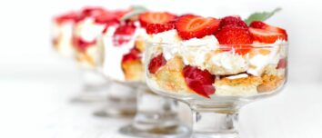 Quick dessert recipe: Verrines of strawberries, creamy fromage blanc and speculoos, delicious in 5 minutes!