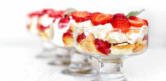 Quick dessert recipe: Verrines of strawberries, creamy fromage blanc and speculoos, delicious in 5 minutes!