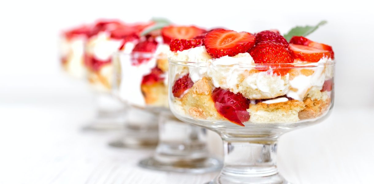 Quick dessert recipe: Verrines of strawberries, creamy fromage blanc and speculoos, delicious in 5 m